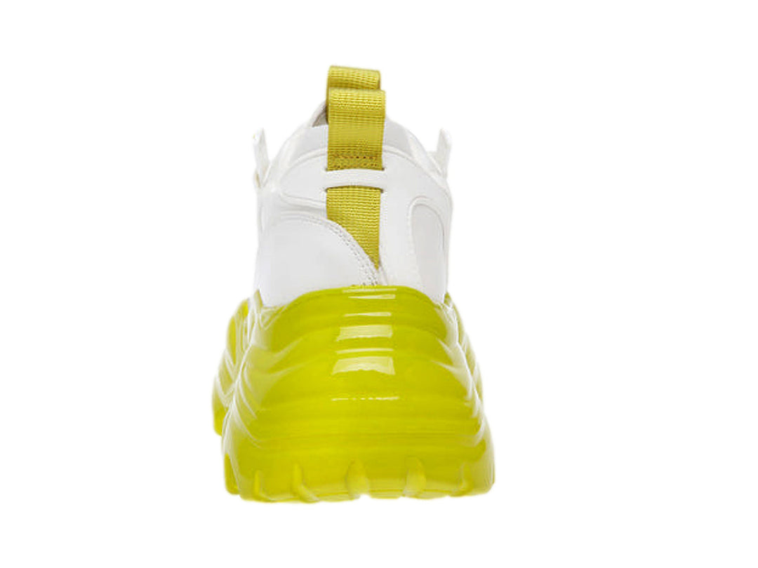 Tenis blancos Steve Madden con suela ancha y brillante en color verde lima.