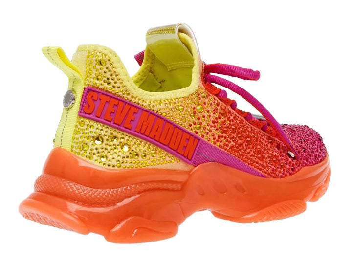 Tenis Steve Madden con degradado de colores amarillo, naranja y fucsia, adornados con cristales y suela gruesa naranja.