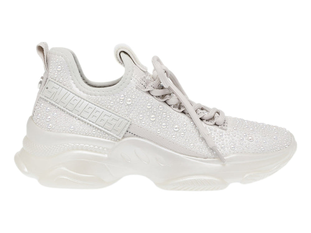 Tenis Steve Madden Mistic color blanco iridiscente con detalles brillantes y suela de plataforma gruesa.