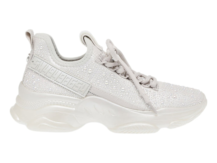Tenis Steve Madden Mistic color blanco iridiscente con detalles brillantes y suela de plataforma gruesa.