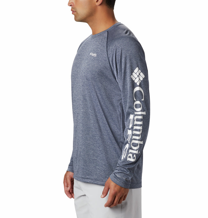 Hombre vistiendo camiseta de manga larga Columbia color azul marino jaspeado con logotipo en la manga.