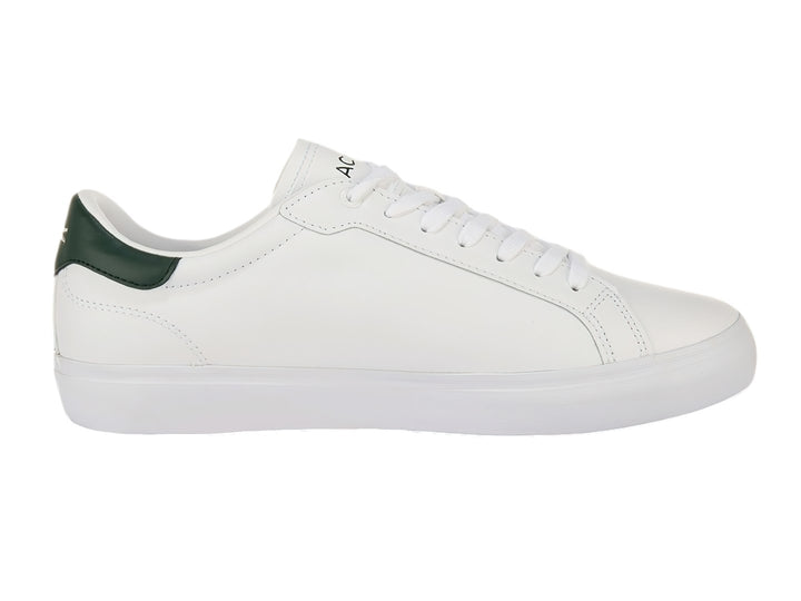 Tenis Lacoste Powercourt en color blanco con detalle verde oscuro en el talón y suela blanca.