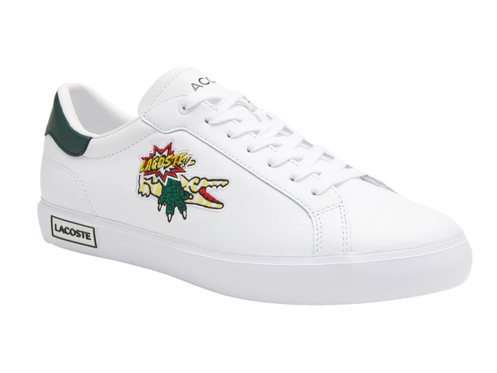 Tenis Lacoste Powercourt en color blanco con detalle verde oscuro en el talón y suela blanca.