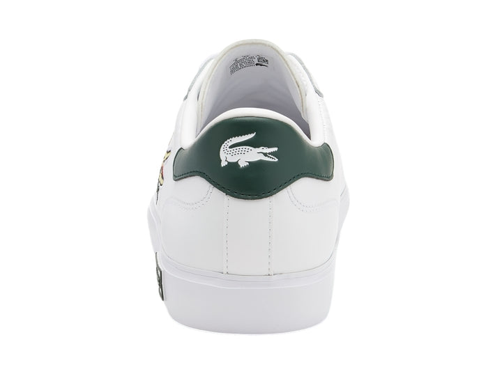 Tenis Lacoste Powercourt en color blanco con detalle verde oscuro en el talón y suela blanca.