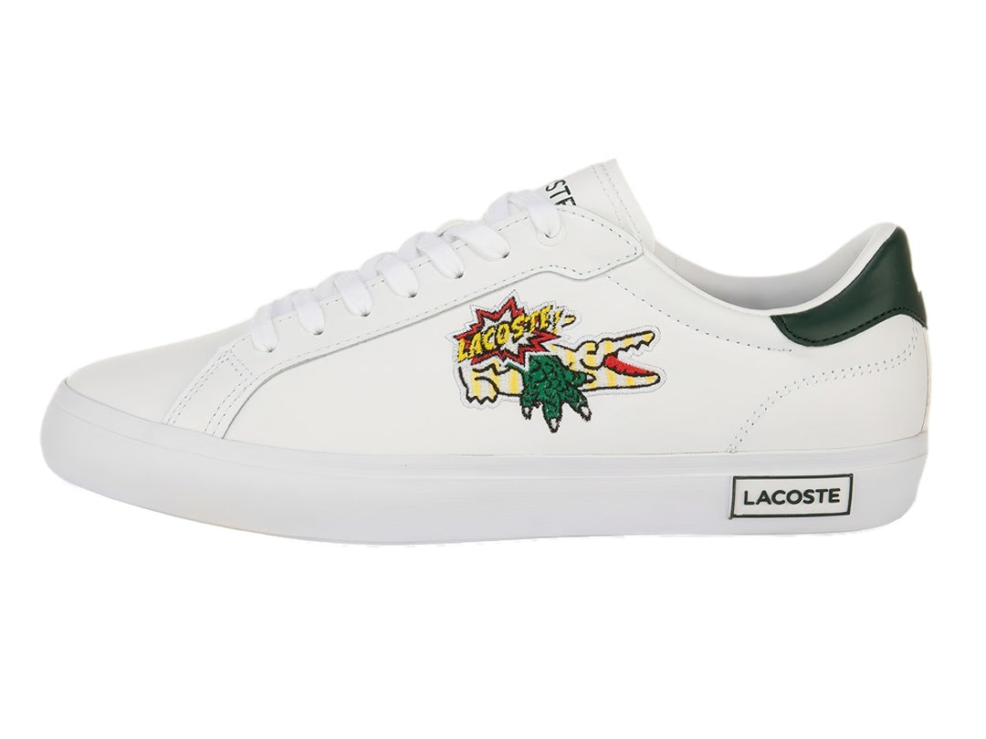 Tenis Lacoste Powercourt en color blanco con detalle verde oscuro en el talón y suela blanca.