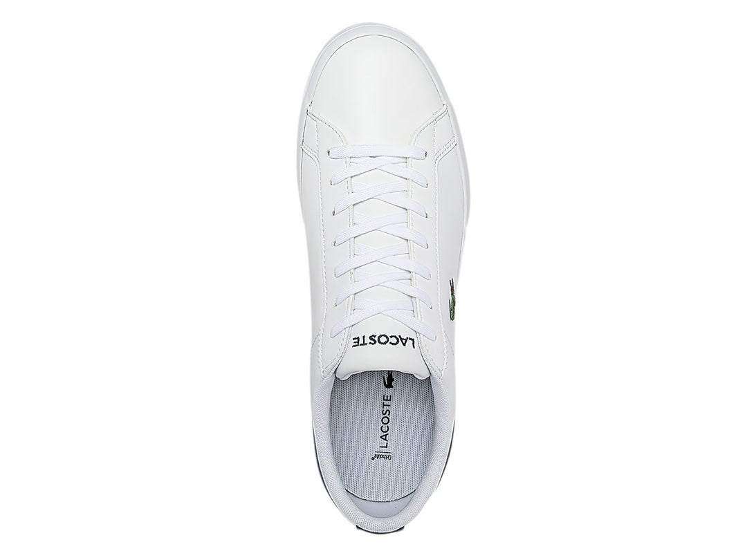 Tenis Lacoste blancos con talón azul marino y logotipo de cocodrilo verde.