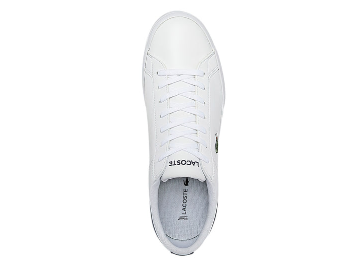 Tenis Lacoste blancos con talón azul marino y logotipo de cocodrilo verde.