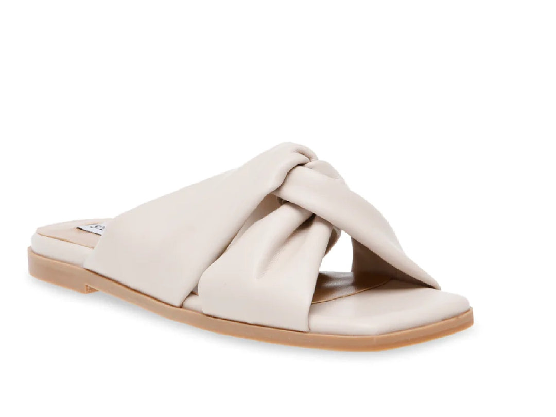 Sandalias Steve Madden Hooray en color bone con diseño de tira ancha trenzada y suela plana.