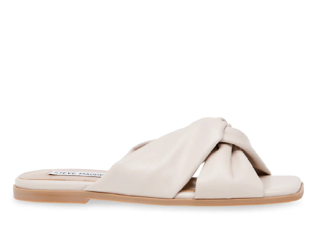 Sandalias Steve Madden Hooray en color bone con diseño de tira ancha trenzada y suela plana.