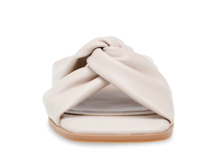 Sandalias Steve Madden Hooray en color bone con diseño de tira ancha trenzada y suela plana.