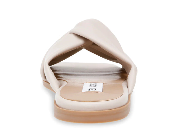 Sandalias Steve Madden Hooray en color bone con diseño de tira ancha trenzada y suela plana.