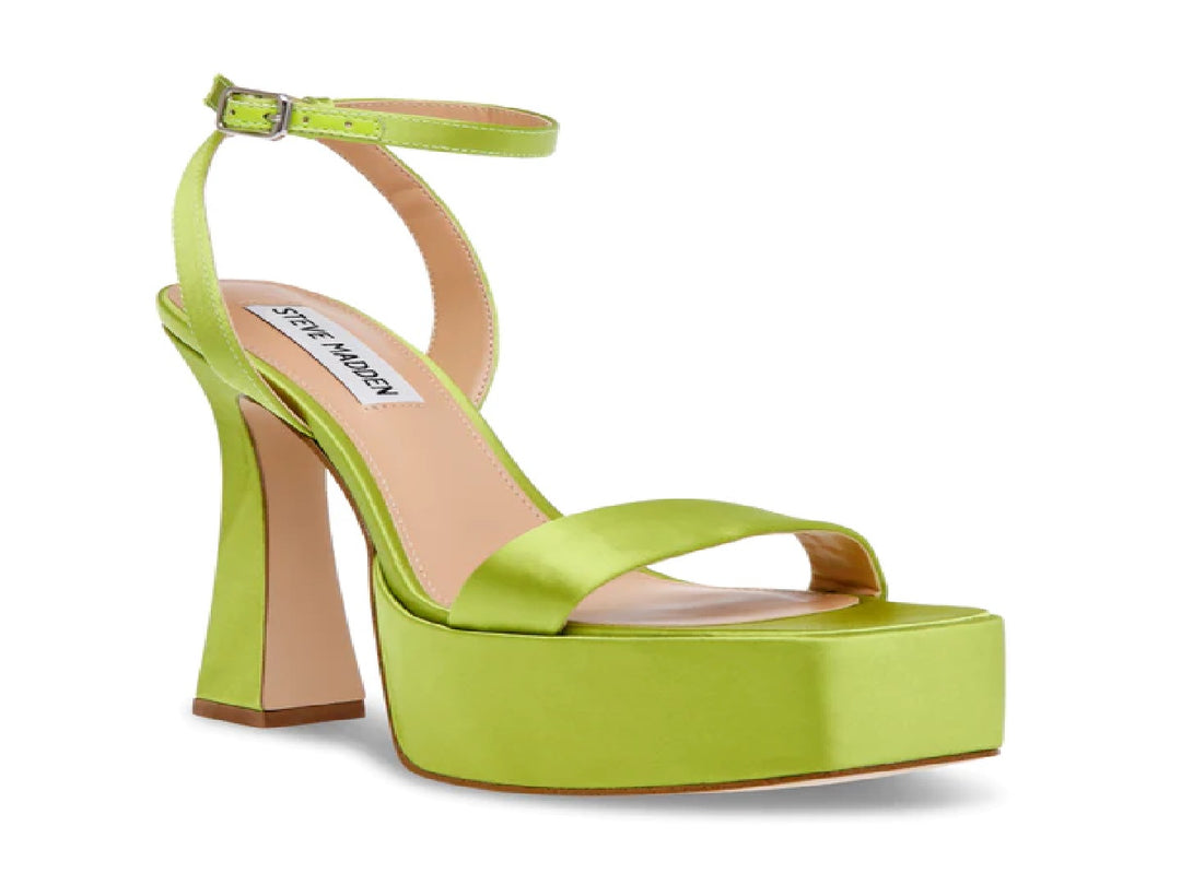 Sandalia de plataforma color verde lima con tacón grueso y correa al tobillo de la marca Steve Madden.