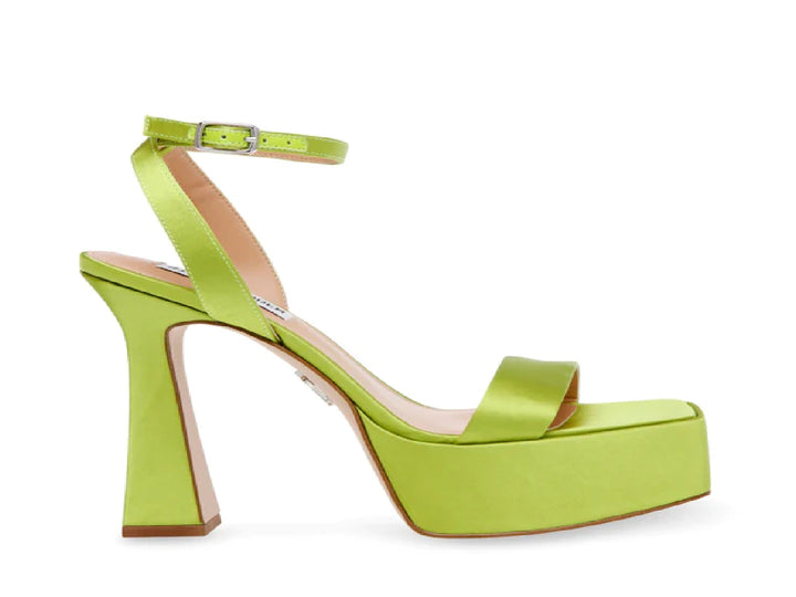 Sandalia de plataforma color verde lima con tacón grueso y correa al tobillo de la marca Steve Madden.