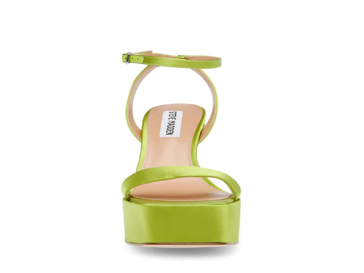 Sandalia de plataforma color verde lima con tacón grueso y correa al tobillo de la marca Steve Madden.