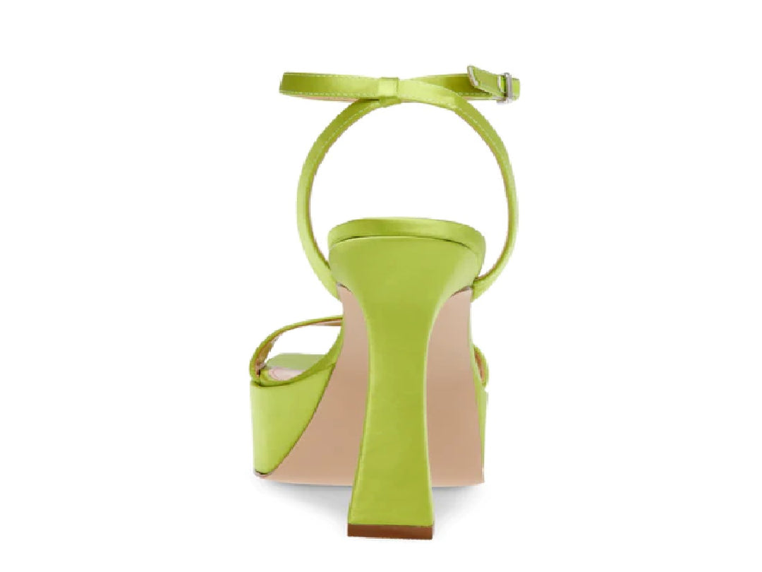 Sandalia de plataforma color verde lima con tacón grueso y correa al tobillo de la marca Steve Madden.