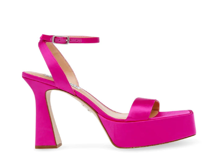 Sandalia de tacón alto y plataforma color fucsia brillante con correa al tobillo.