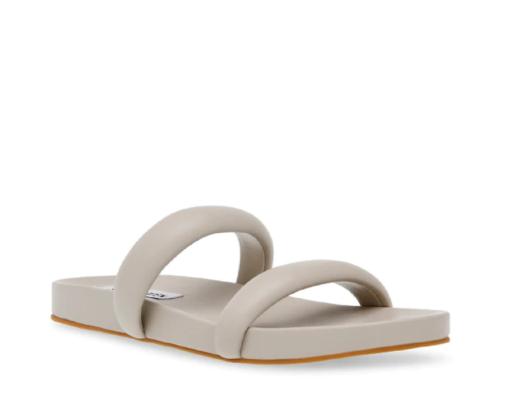 Sandalias Steve Madden Tracer color greige con correas acolchadas y suela plana.