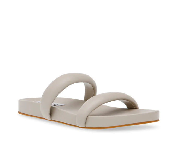 Sandalias Steve Madden Tracer color greige con correas acolchadas y suela plana.