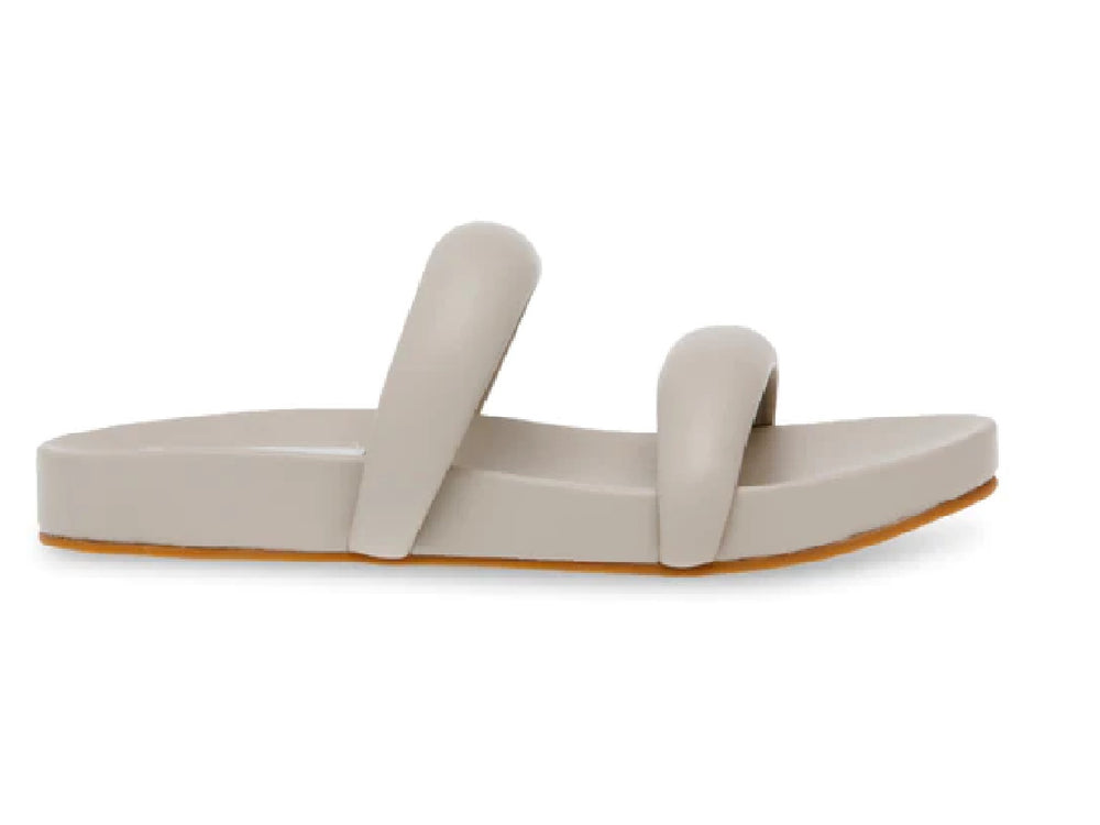 Sandalias Steve Madden Tracer color greige con correas acolchadas y suela plana.