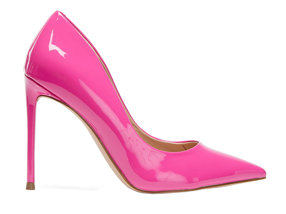 Zapatos de tacón de aguja color rosa brillante con punta fina.