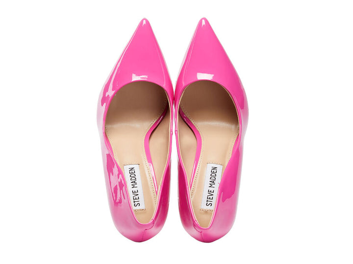 Zapatos de tacón de aguja color rosa brillante con punta fina.