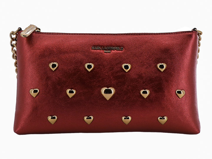 Bolso rojo metálico Karl Lagerfeld con adornos de corazones dorados y correa de cadena.