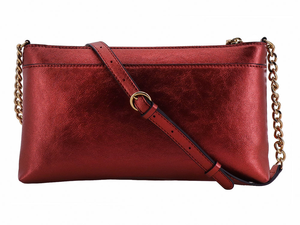Bolso rojo metálico Karl Lagerfeld con adornos de corazones dorados y correa de cadena.