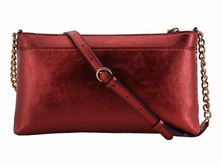 Bolso rojo metálico Karl Lagerfeld con adornos de corazones dorados y correa de cadena.