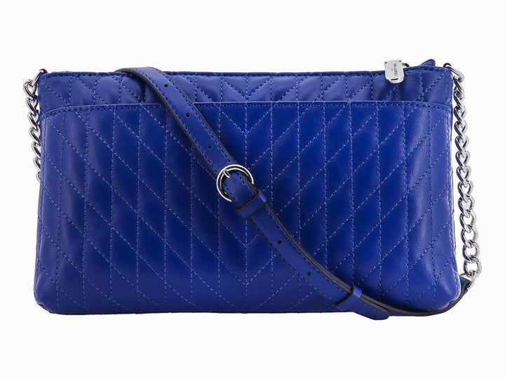 Bolso Karolina de Karl Lagerfeld en color azul postal con diseño acolchado y correa de cadena plateada.
