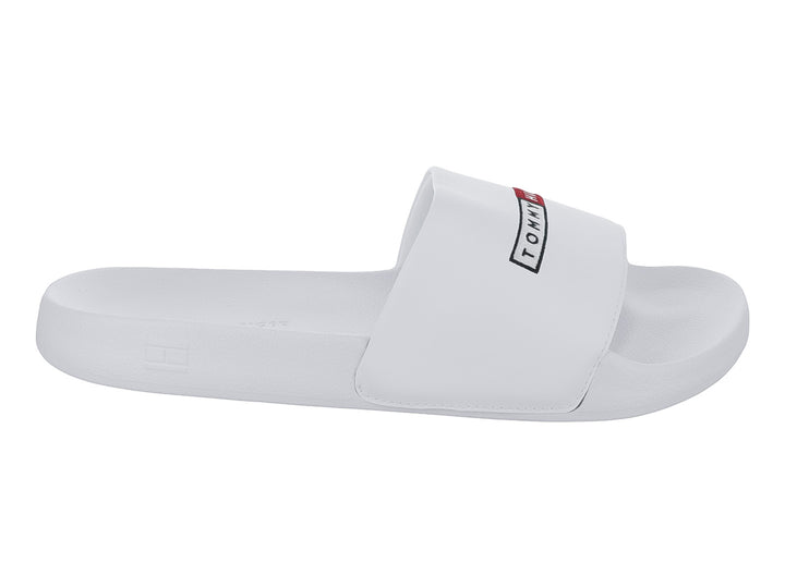 Sandalia deslizable Tommy Hilfiger de color blanco con logotipo en la banda superior.