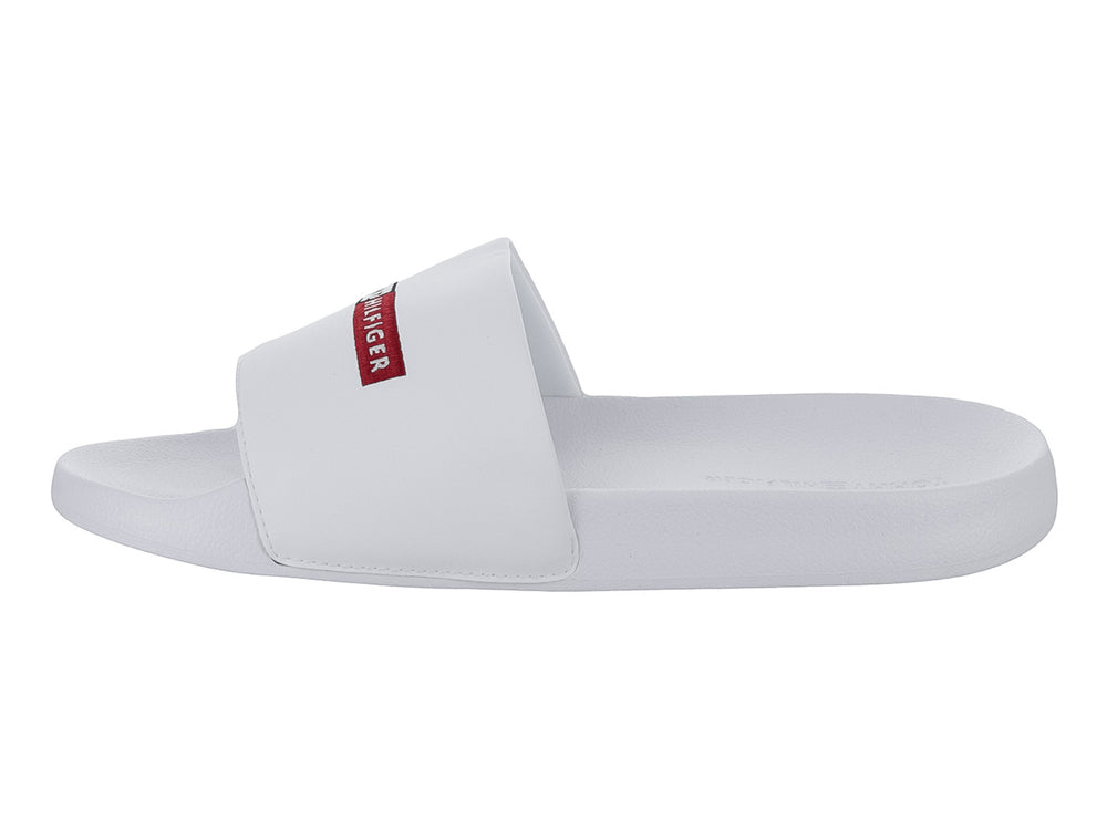 Sandalia deslizable Tommy Hilfiger de color blanco con logotipo en la banda superior.