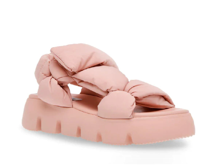 Sandalia de plataforma color rosa blush con correa acolchada en forma de nudo y suela gruesa.