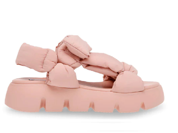 Sandalia de plataforma color rosa blush con correa acolchada en forma de nudo y suela gruesa.