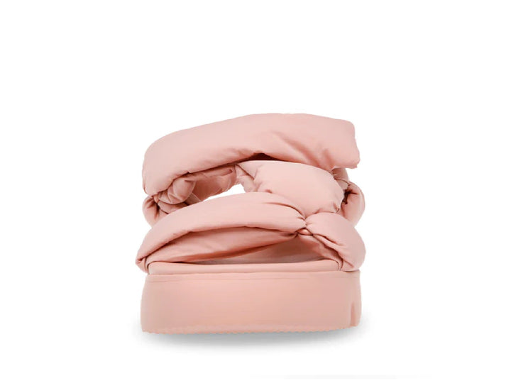 Sandalia de plataforma color rosa blush con correa acolchada en forma de nudo y suela gruesa.
