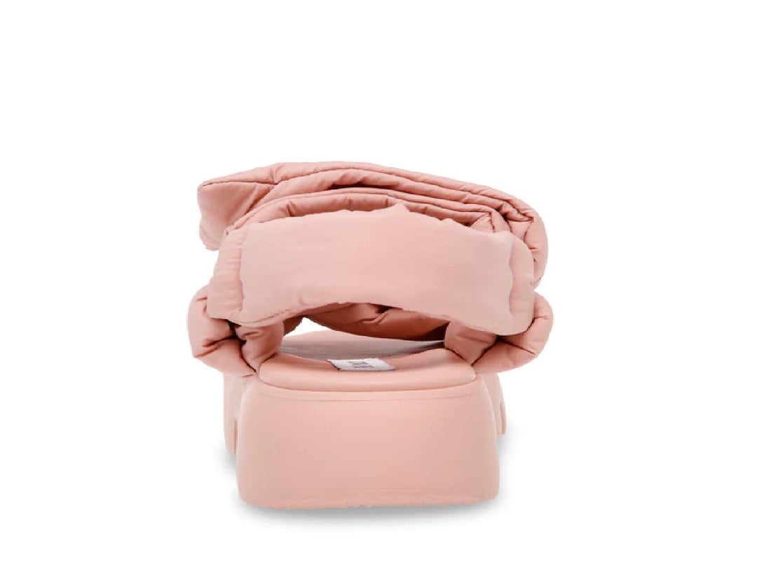 Sandalia de plataforma color rosa blush con correa acolchada en forma de nudo y suela gruesa.
