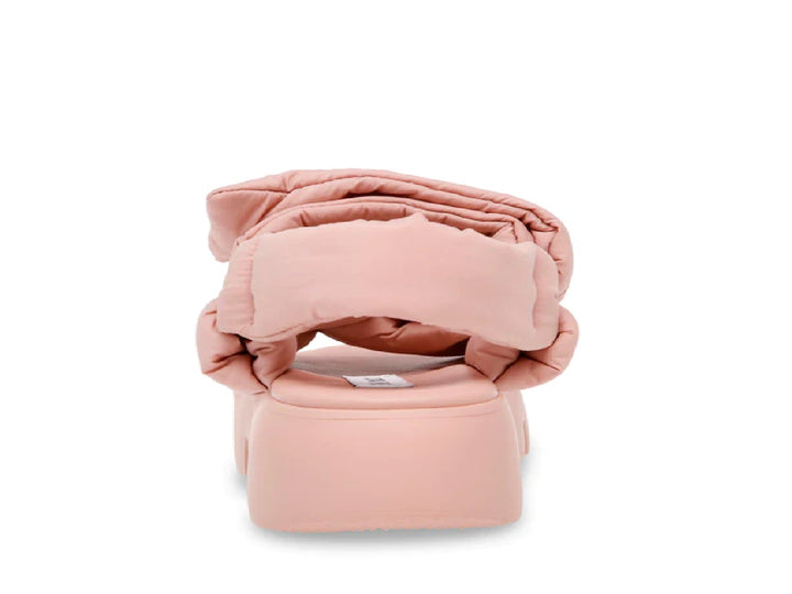 Sandalia de plataforma color rosa blush con correa acolchada en forma de nudo y suela gruesa.