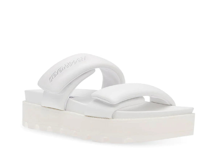 Sandalia blanca de plataforma Steve Madden con dos correas anchas y suela gruesa dentada.