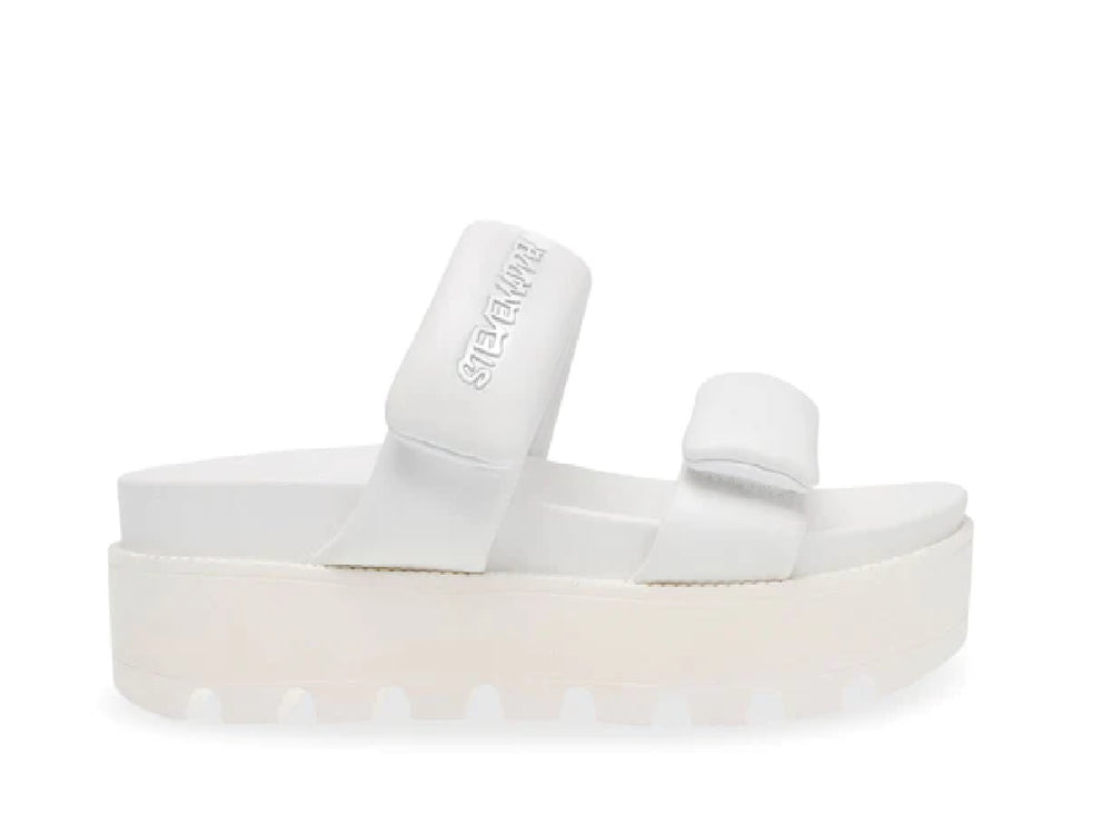 Sandalia blanca de plataforma Steve Madden con dos correas anchas y suela gruesa dentada.