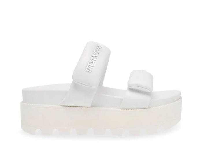 Sandalia blanca de plataforma Steve Madden con dos correas anchas y suela gruesa dentada.