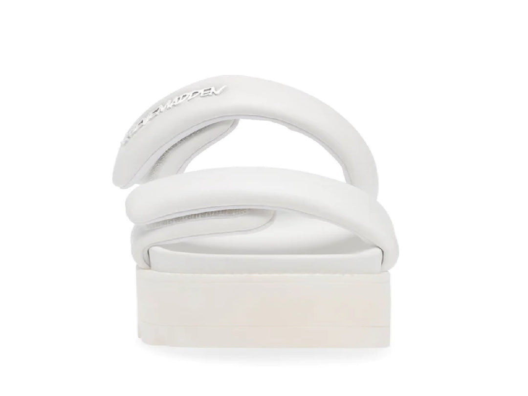 Sandalia blanca de plataforma Steve Madden con dos correas anchas y suela gruesa dentada.