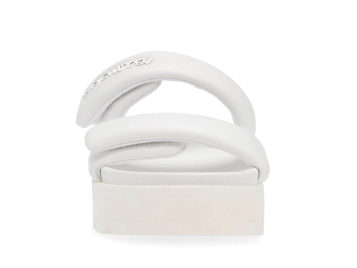 Sandalia blanca de plataforma Steve Madden con dos correas anchas y suela gruesa dentada.