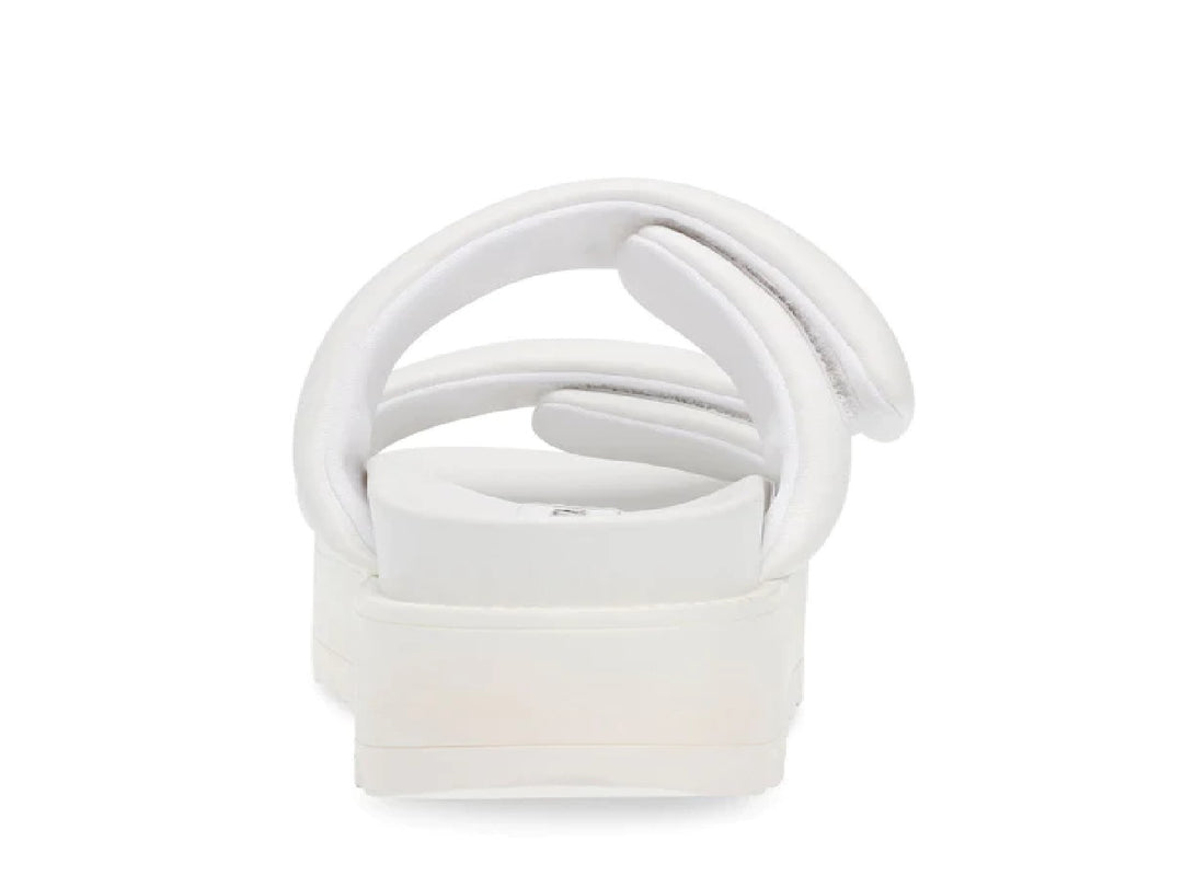 Sandalia blanca de plataforma Steve Madden con dos correas anchas y suela gruesa dentada.