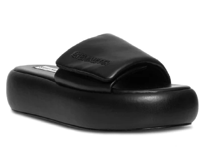 Sandalia de plataforma color negro marca Steve Madden con diseño minimalista y suela gruesa.