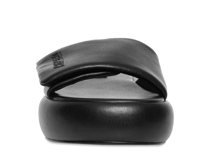 Sandalia de plataforma color negro marca Steve Madden con diseño minimalista y suela gruesa.