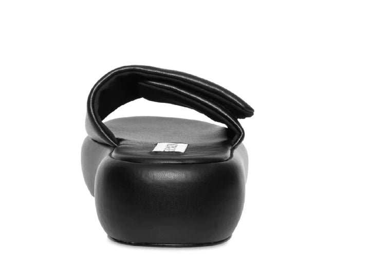 Sandalia de plataforma color negro marca Steve Madden con diseño minimalista y suela gruesa.