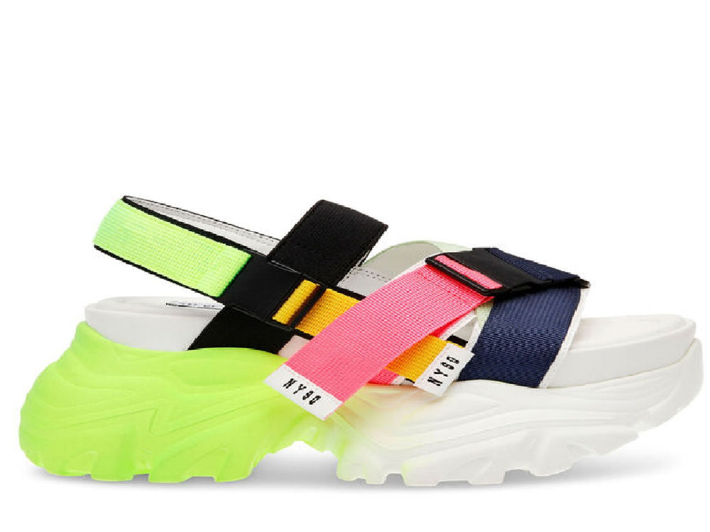 Sandalias de plataforma Steve Madden en color verde neón y blanco con correas multicolores.