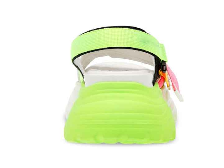 Sandalias de plataforma Steve Madden en color verde neón y blanco con correas multicolores.