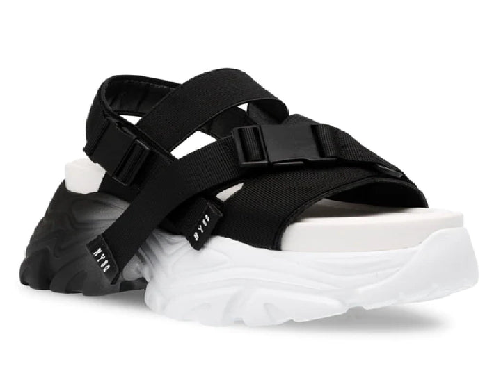 Sandalias Steve Madden Voltz en color negro y blanco con plataforma gruesa y correas ajustables.