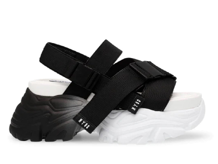 Sandalias Steve Madden Voltz en color negro y blanco con plataforma gruesa y correas ajustables.