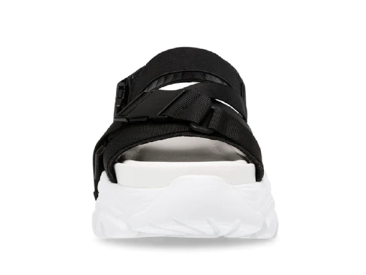 Sandalias Steve Madden Voltz en color negro y blanco con plataforma gruesa y correas ajustables.